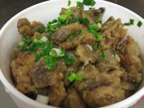 猪油渣中趁热加入适量盐和葱花拌匀即成馅料，放置一旁备用。