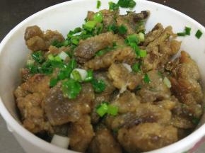 猪油渣中趁热加入适量盐和葱花拌匀即成馅料，放置一旁备用。