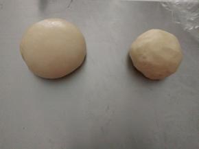 把油皮油酥面团放置在桌上，加盖保鲜膜醒发十分钟。