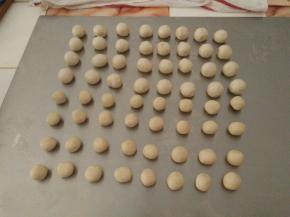 把油皮油酥面团分别分成16份揉圆备用。（图中翻倍了）