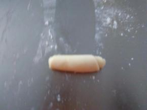 从下往下卷起来，依次完成其余面团后，加盖保鲜膜醒发15分钟。