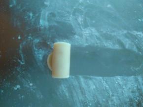 从上往下卷起来。