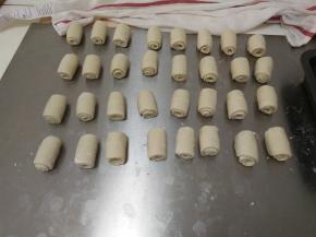 依次完成所有的，加盖保鲜膜醒发15分钟。