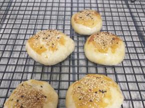 放入预热好的烤箱，170度15-20分钟左右，出炉后取出放在晾网上。