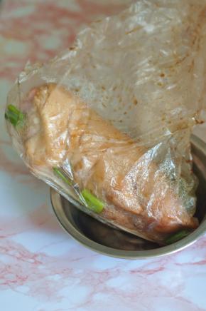 猪蹄洗净，加入老抽、料酒、葱、姜腌制几小时。
