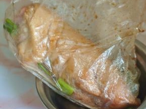 猪蹄洗净，加入老抽、料酒、葱、姜腌制几小时。