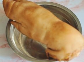 取出晾干，让表面没水分。