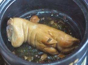 猪蹄放入砂锅中，来回翻滚。