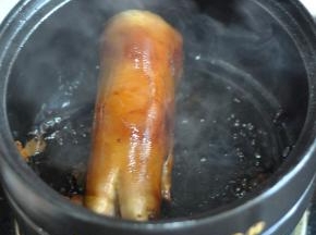 煎至整个表面变色。