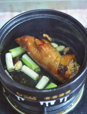 加入葱、姜、蒜。