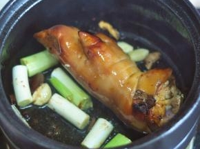 加入葱、姜、蒜。