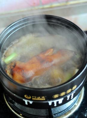 加入开水、盐，小火慢炖两个半小时。
