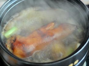 加入开水、盐，小火慢炖两个半小时。