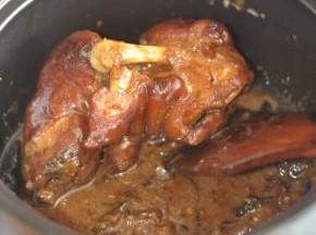 炖到猪蹄软烂，收汁出锅。