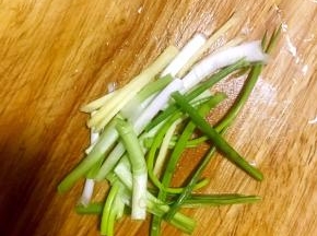 葱姜洗净切长条