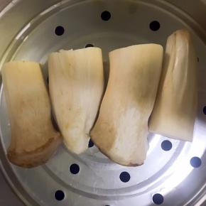 杏鲍菇洗净，切段，蒸熟