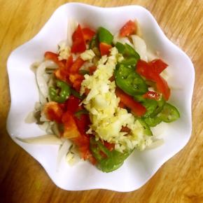 将辣椒和蒜放入杏鲍菇中，不要搅拌