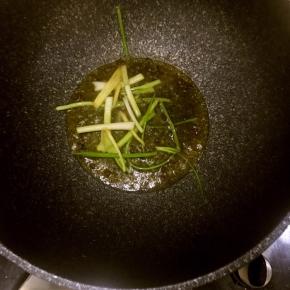 放入葱和姜丝爆香，然后捞出葱和姜