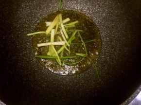 放入葱和姜丝爆香，然后捞出葱和姜