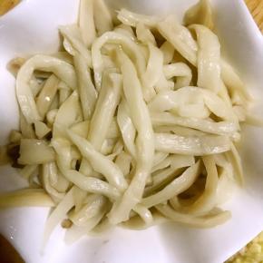 稍凉不烫手的时候手撕成条