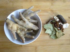 准备好香料，鸡爪剪去指甲。