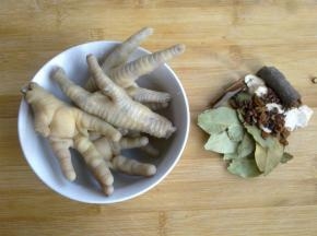 准备好香料，鸡爪剪去指甲。