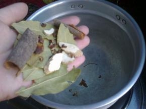 汤锅里倒入水，水开后把所有香料放入。