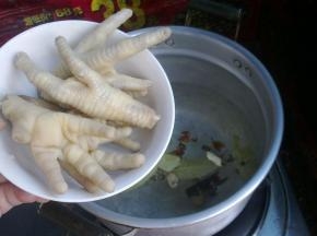 再将鸡爪放入。