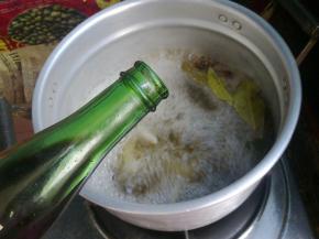 倒入料酒。