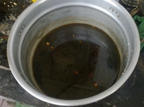 将鸡爪在汤汁里浸泡一夜。