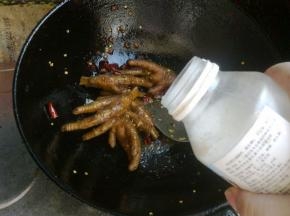 汤汁收干后，关火放入味精。