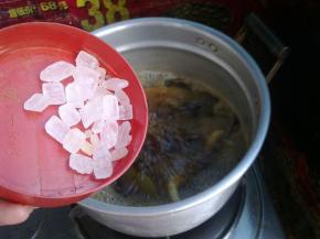 放入冰糖，中火煮半小时。