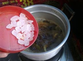 放入冰糖，中火煮半小时。