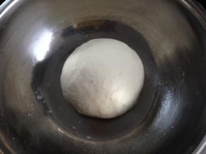 把面团材料混均后揉成光滑的面团。