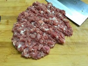 面团发酵的时候准备肉馅，把肉剁成沫。