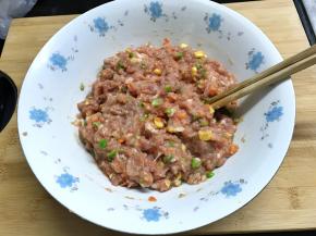 放入调料加少许水往一个方向打匀再慢慢地加入水直到打到有粘性。