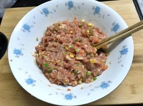 放入调料加少许水往一个方向打匀再慢慢地加入水直到打到有粘性。