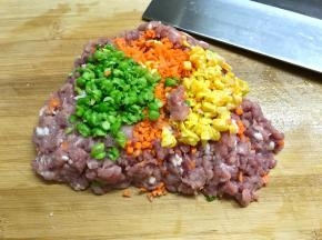 加入剁碎的青豆、玉米和胡萝卜。