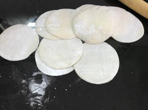 发酵好的面团分成15克一个剂子，擀成面片。