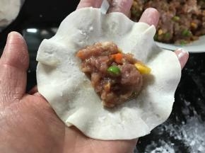 取一面片，放入适量肉馅。