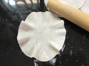 再用擀面杖把面片的四周擀成裙边样。