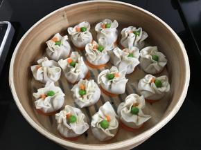 把包好的烧卖码入蒸笼。