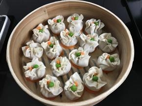 把包好的烧卖码入蒸笼。