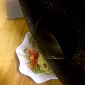 趁热泼在蒜上，然后加入适量生抽，盐，酱油，初醋，搅拌均匀