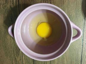 两个鸡蛋打入碗中（第二个鸡蛋打入后忘记拍照了），加入少量盐，将两个鸡蛋尽量打散，然后加入冷开水，（要一边加水一边打鸡蛋）这步加水很关键，一定要用冷开水蛋羹口感才会滑嫩，才不会起孔哦！