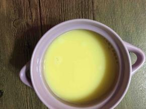 过滤后的蛋液放入烧开水的锅中