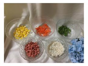 准备食材。糯米需提前四小时泡好备用，青豆焯水。胡萝卜、火腿肠切丁。