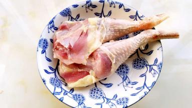 准备鸡腿，去除绒毛。