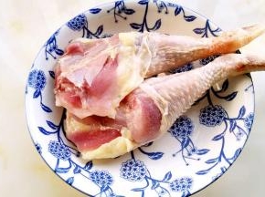 准备鸡腿，去除绒毛。