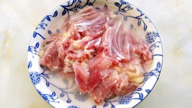 鸡腿去骨，寖泡一会去除血水。